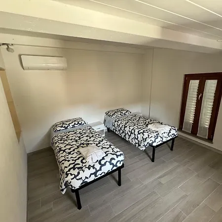 Guest house La Piazzetta - *